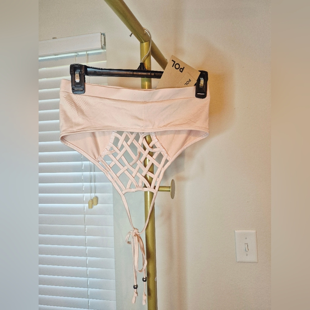POL Lace-Up Bra‎ in Soft Pink - Picture 2 of 3